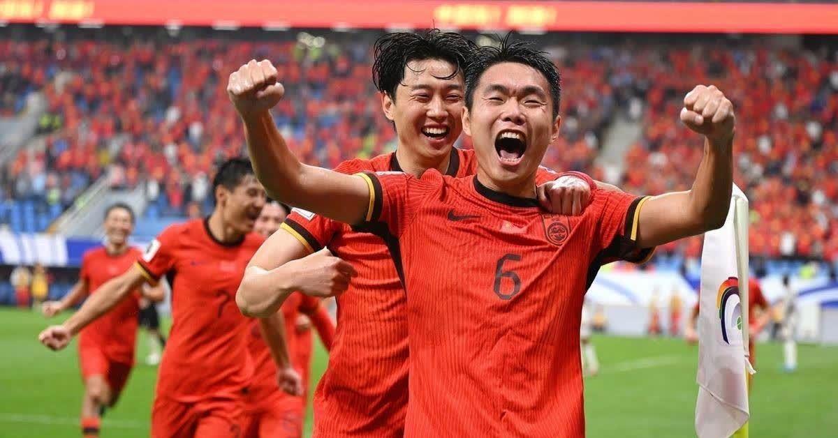 亚洲足球赛场上实力对比激发激情，球迷欢呼雀跃